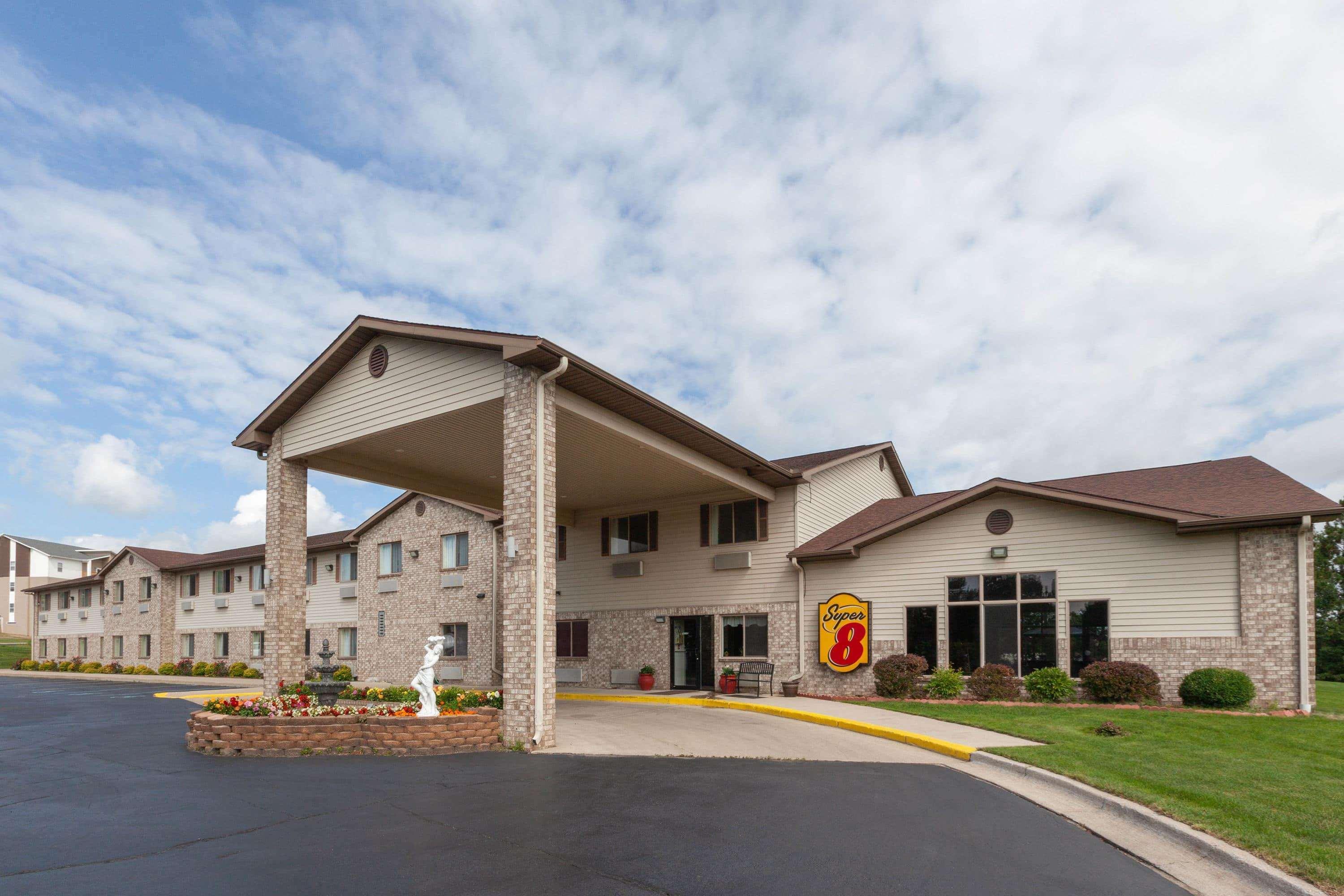 Motel Super 8 By Wyndham Big Rapids Esterno foto