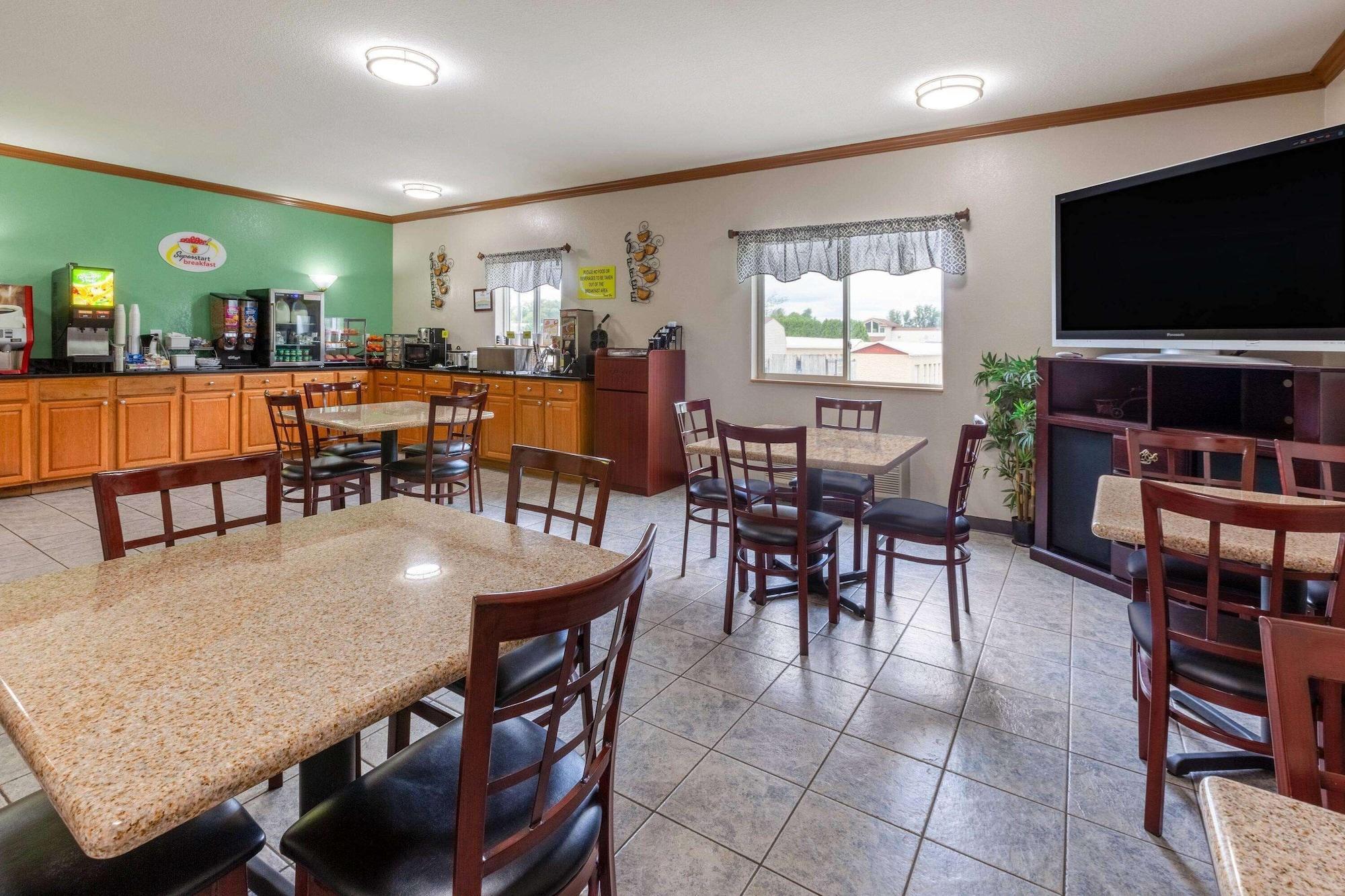 Motel Super 8 By Wyndham Big Rapids Esterno foto