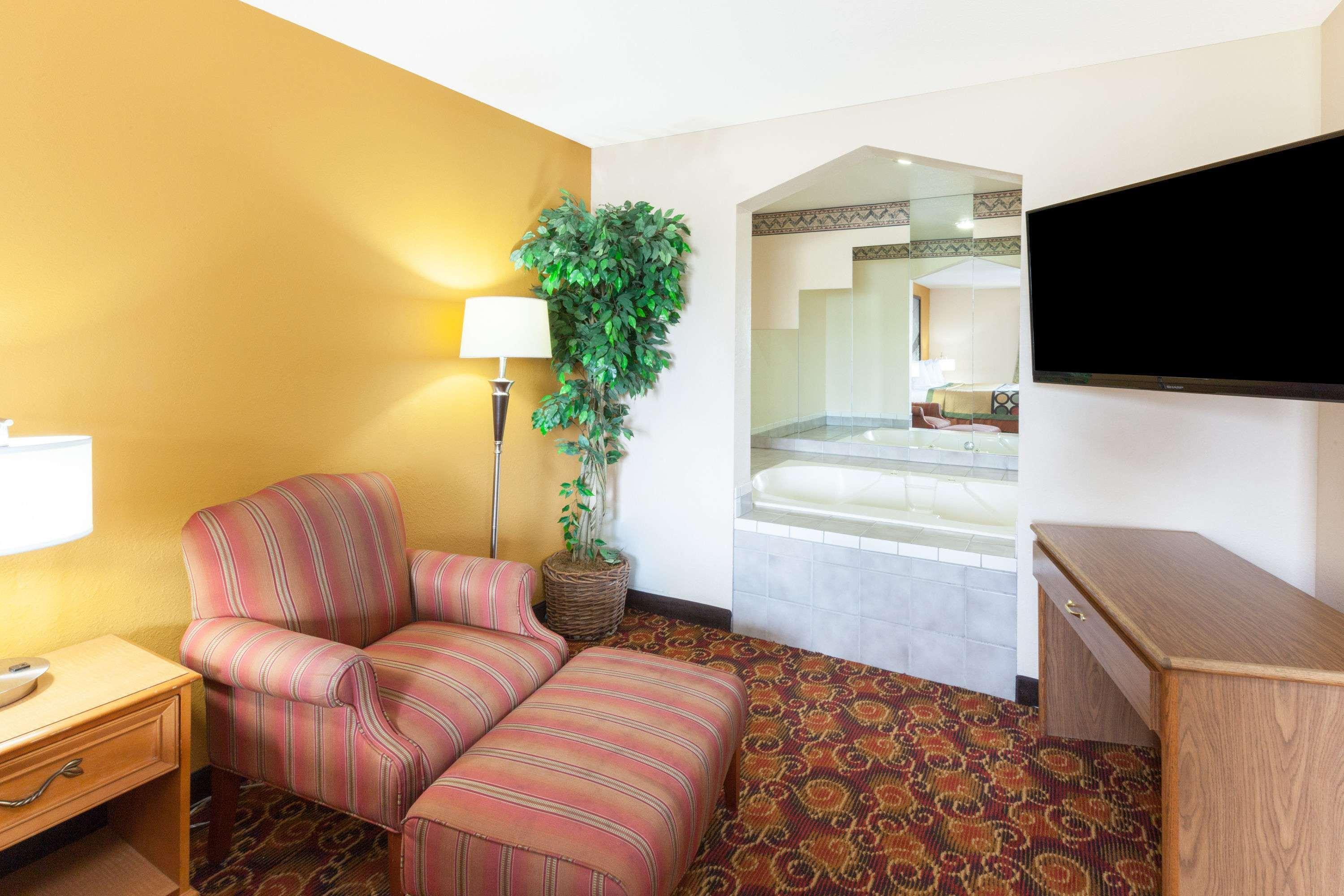 Motel Super 8 By Wyndham Big Rapids Esterno foto