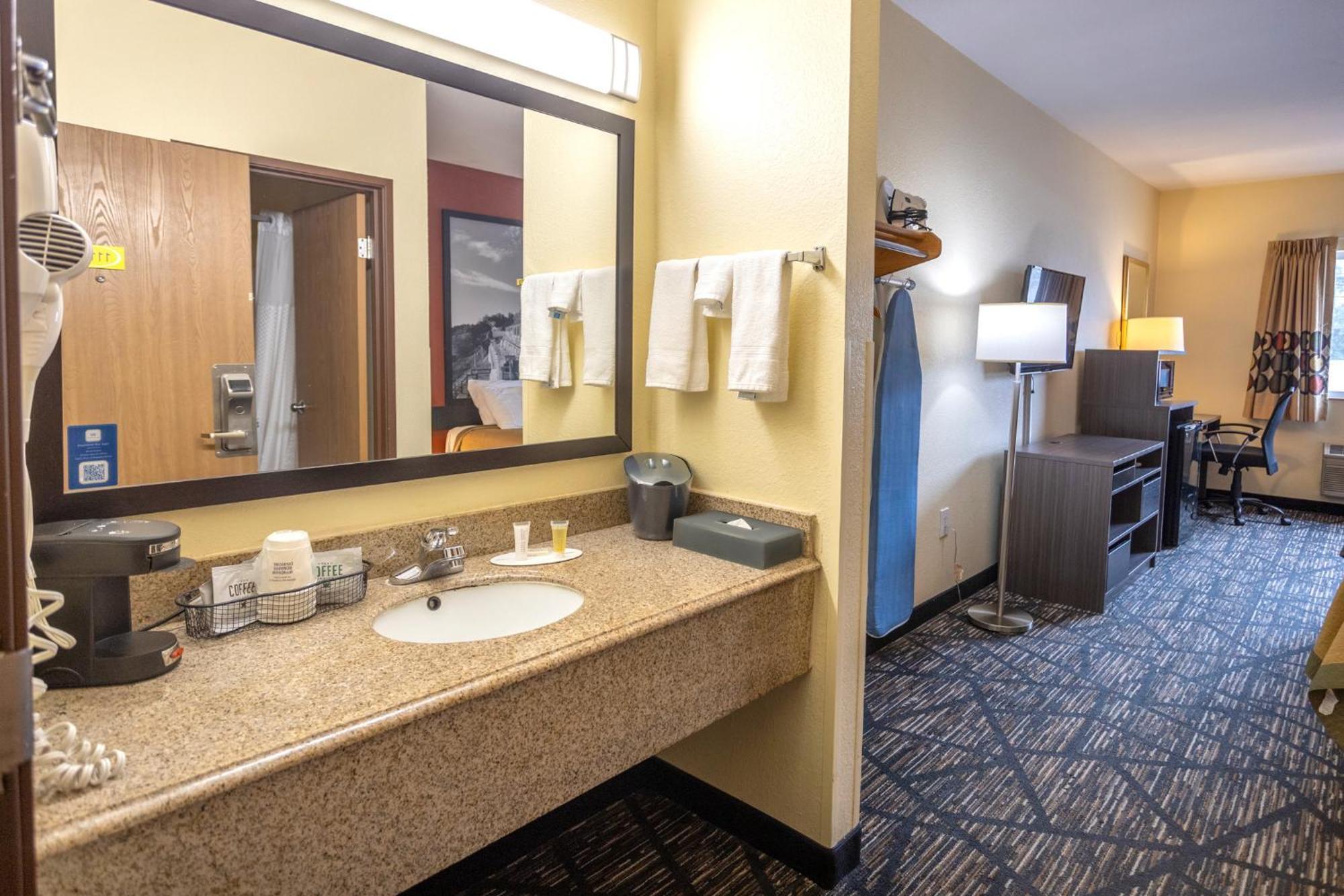 Motel Super 8 By Wyndham Big Rapids Esterno foto