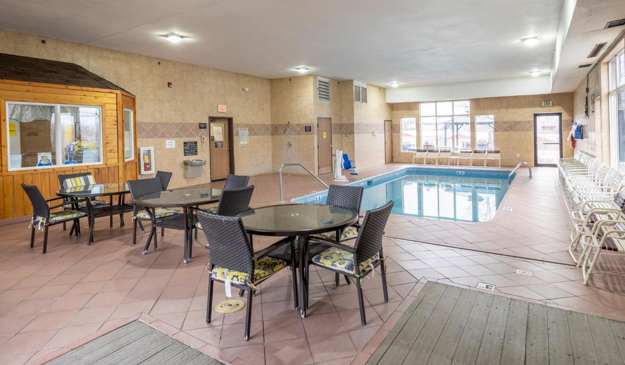 Motel Super 8 By Wyndham Big Rapids Esterno foto