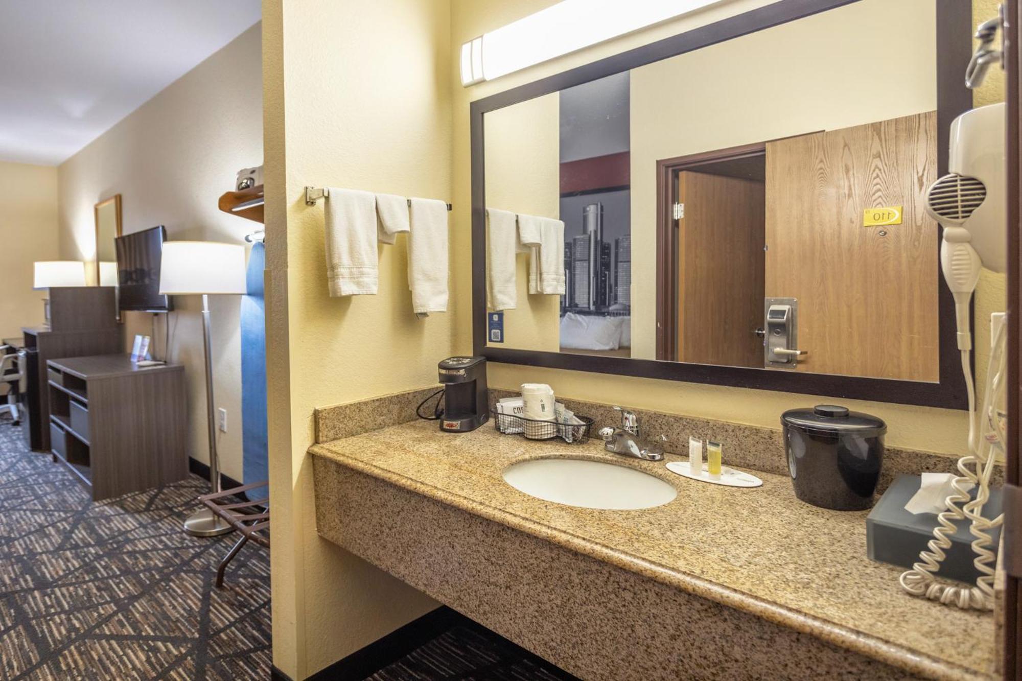 Motel Super 8 By Wyndham Big Rapids Esterno foto