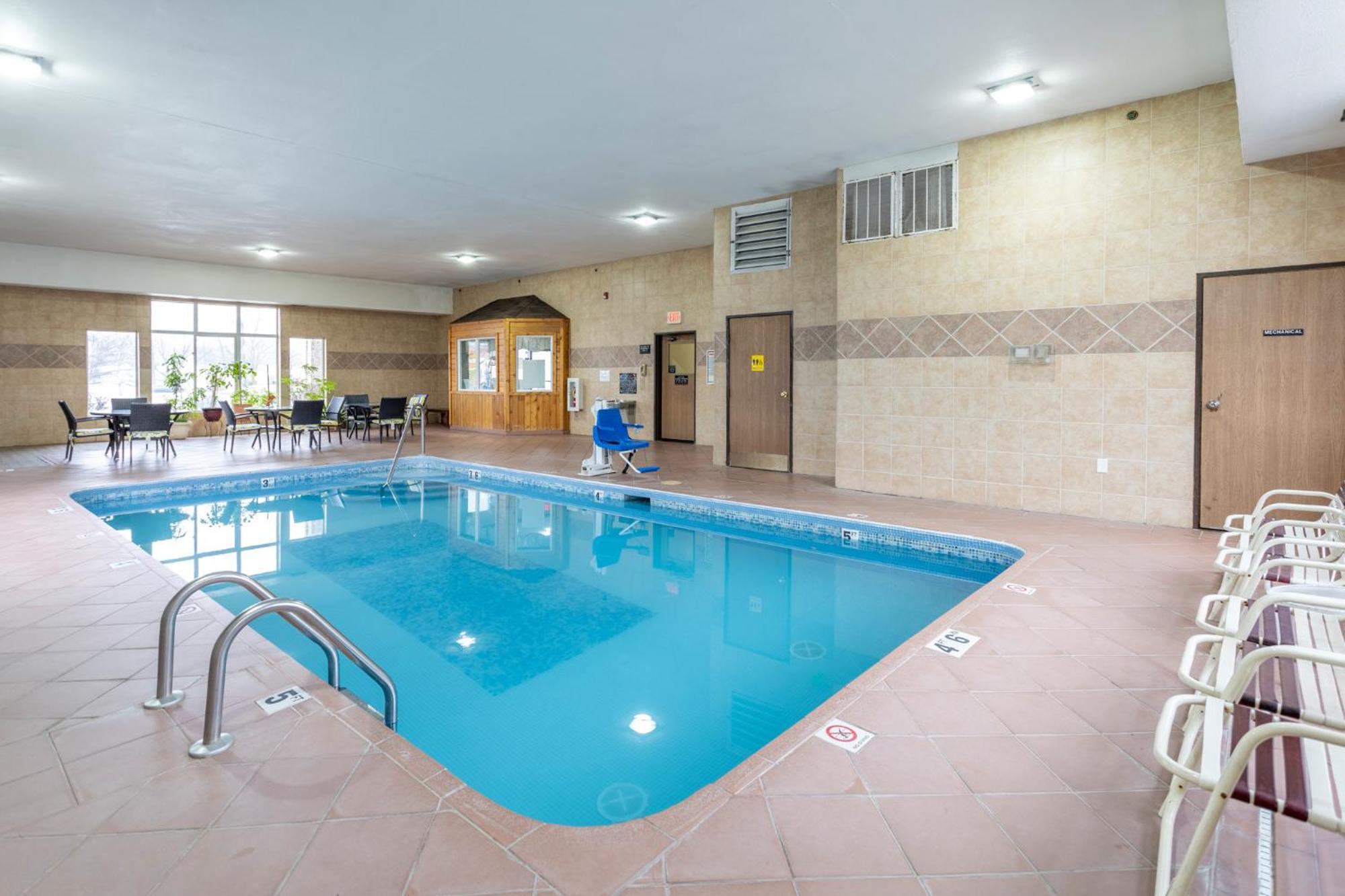 Motel Super 8 By Wyndham Big Rapids Esterno foto