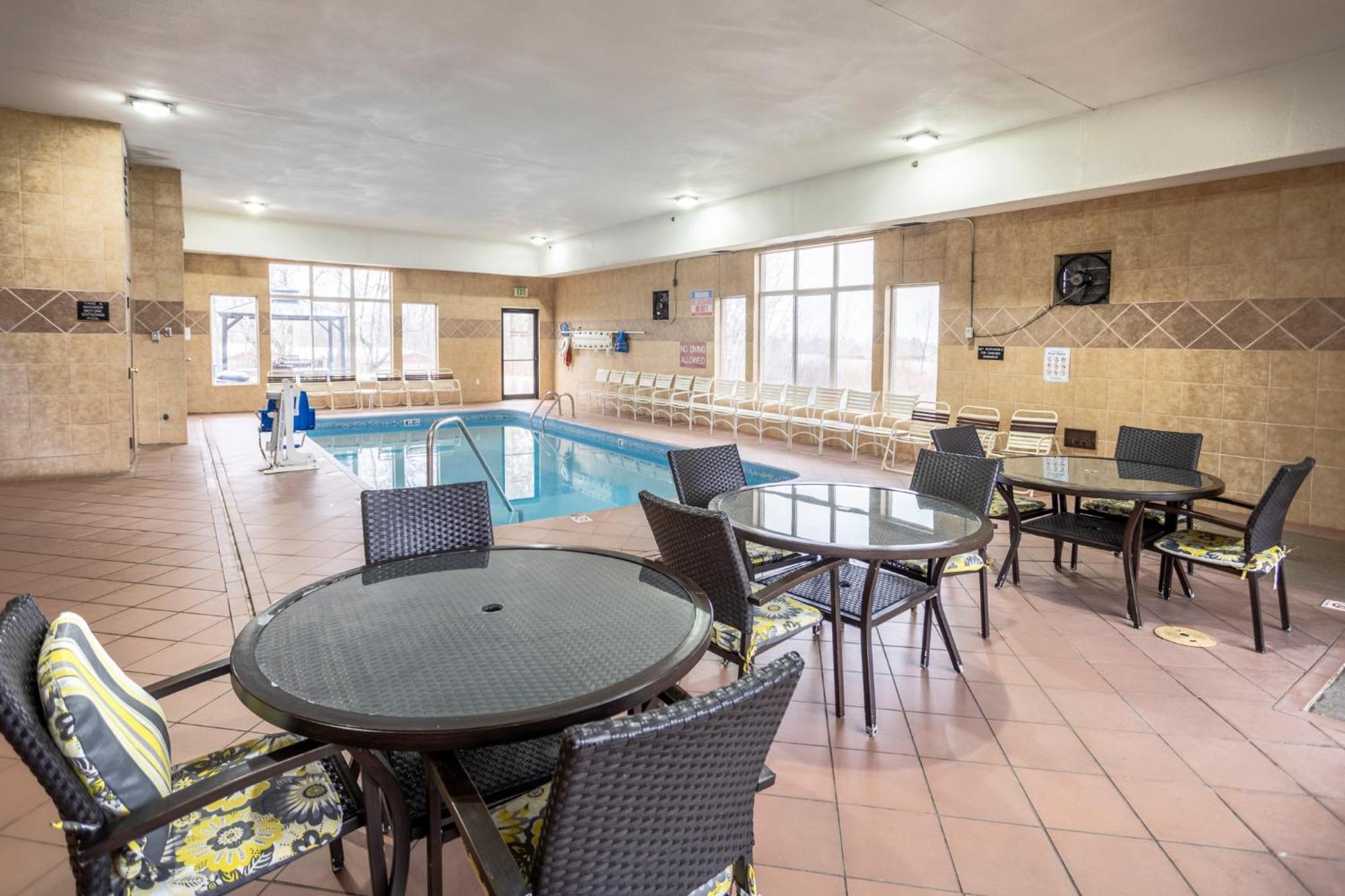 Motel Super 8 By Wyndham Big Rapids Esterno foto