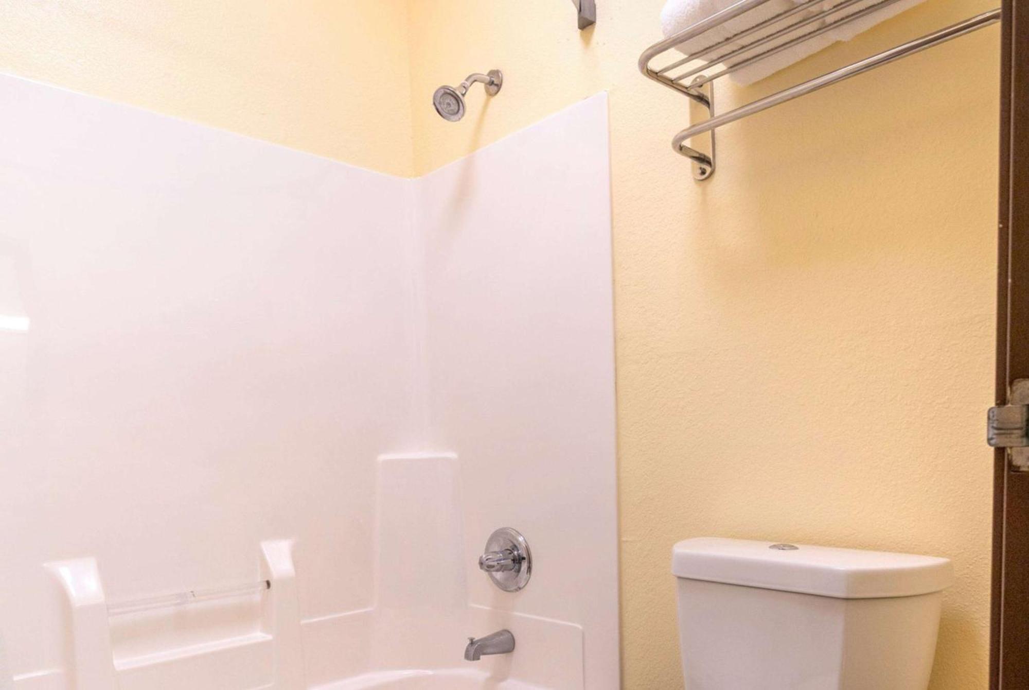 Motel Super 8 By Wyndham Big Rapids Esterno foto