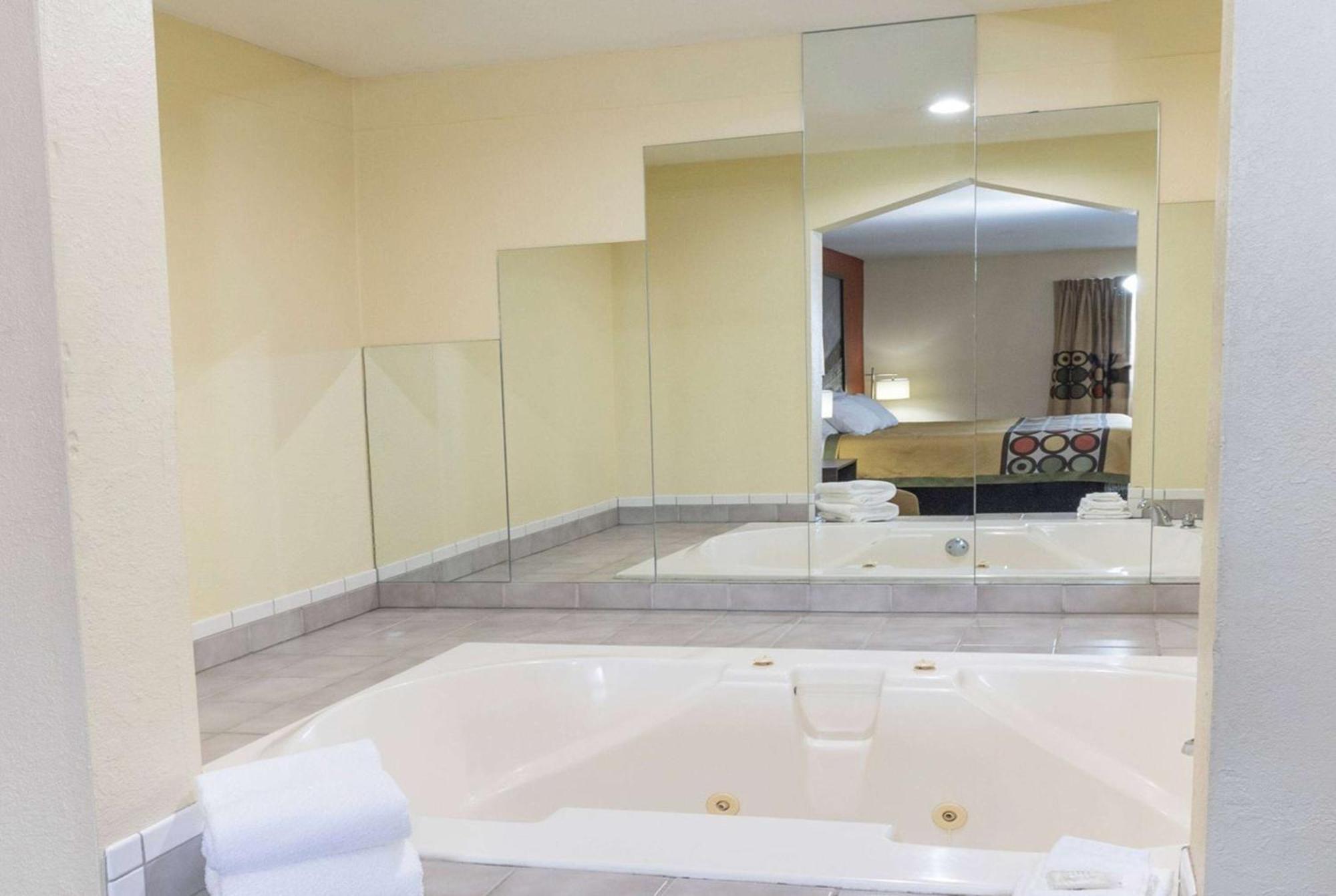 Motel Super 8 By Wyndham Big Rapids Esterno foto